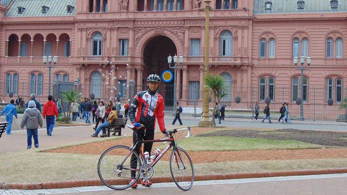 En su provincia lo conocen como el bicidiputado