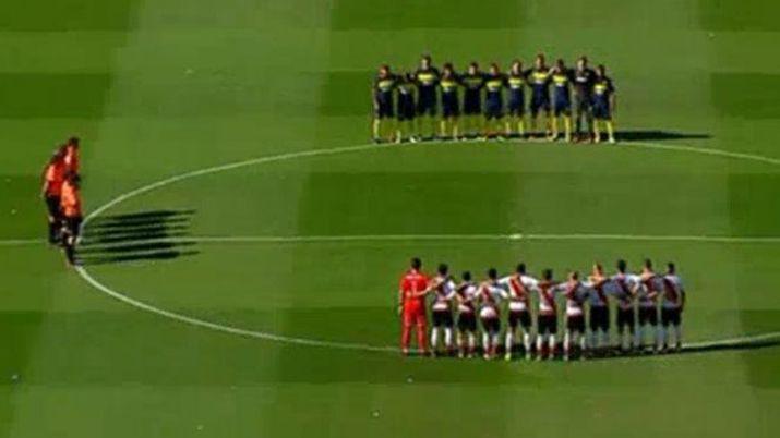 El minuto de silencio poco respetado por Matiacuteas Kruger