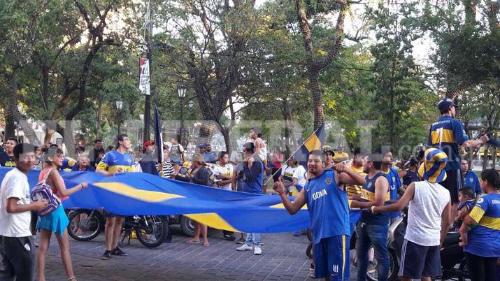Miraacute los festejos de los hinchas de Boca en Plaza Libertad