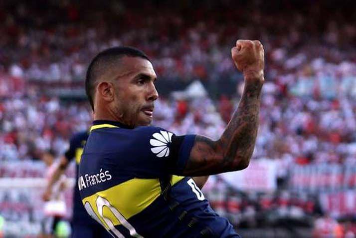 Carlos Tévez celebrando uno de sus dos goles Fue la figura del encuentro