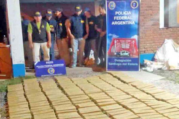 Liacuteder narco fue hallado malherido en una zona montuosa y permanece internado en el Regional