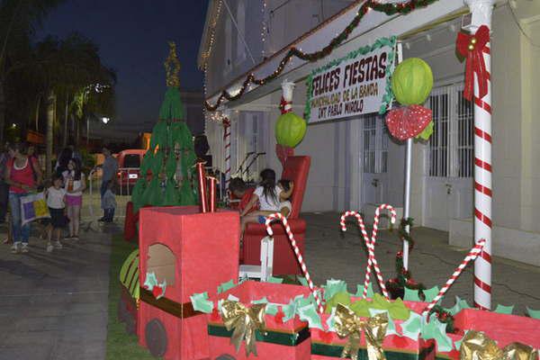 El Papaacute Noel solidario brindoacute alegriacuteas a los nintildeos bandentildeos