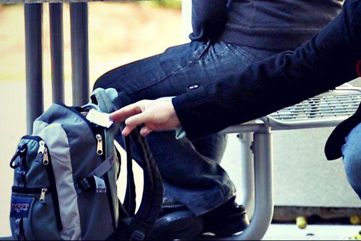 Le robaron la mochila cuando ingresoacute al bantildeo de un club