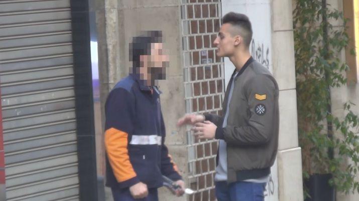 Quiso hacer una broma para YouTube y recibioacute una tremenda cachetada