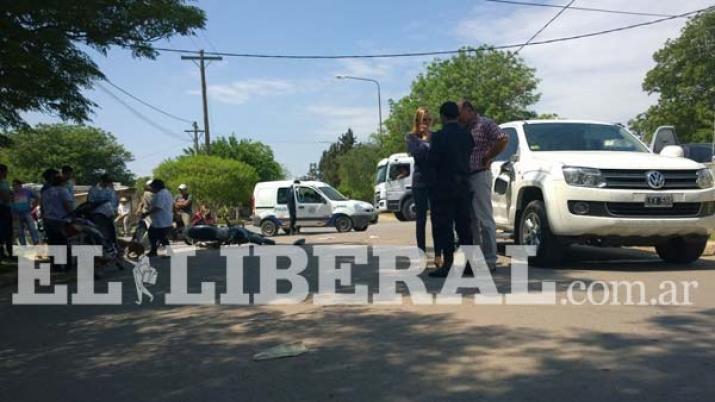 Motociclista herido tras impactar contra camioneta