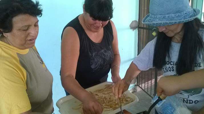 Se capacitoacute a pequentildeas productoras en la elaboracioacuten de dulces