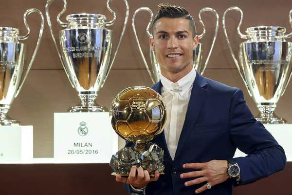 Cristiano Ronaldo destronoacute a Lionel Messi