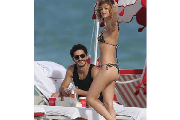 Chino Dariacuten descansa en Miami junto a su novia