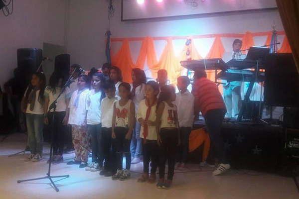 El Coro Municipal de Nintildeos de Las Termas tuvo un destacado debut