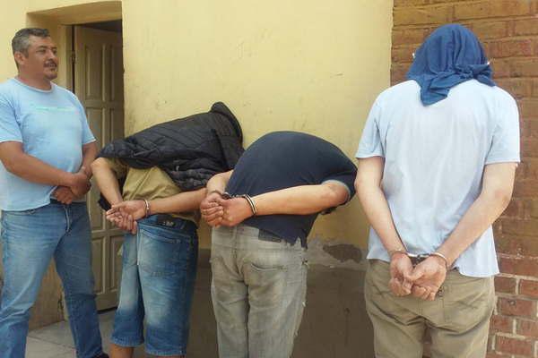 Desbarataron una peligrosa banda que cometioacute violentos asaltos a mano armada