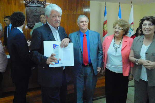 Emotiva distincioacuten a periodistas deportivos 