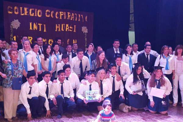 El colegio Inti Huasi celebroacute con un emotivo acto la primera promocioacuten del Nivel Secundario