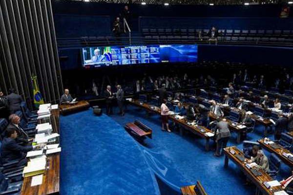 El Senado brasilentildeo aproboacute  el poleacutemico liacutemite de gastos  propuesto por Michel Temer