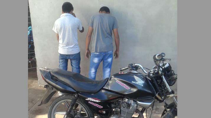 Dejoacute su moto en la ruta para ir a orinar y dos ladrones se la llevaron