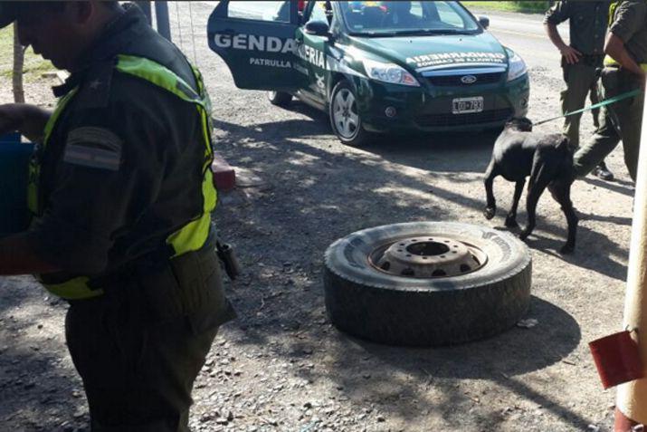 La droga iba oculta en una rueda de auxilio Foto Gendarmería Nacional
