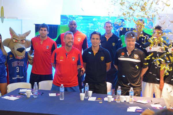 Los protagonistas junto a los hinchas