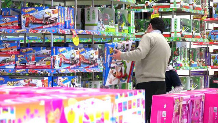 Lanzan una canasta navidentildea con juguetes