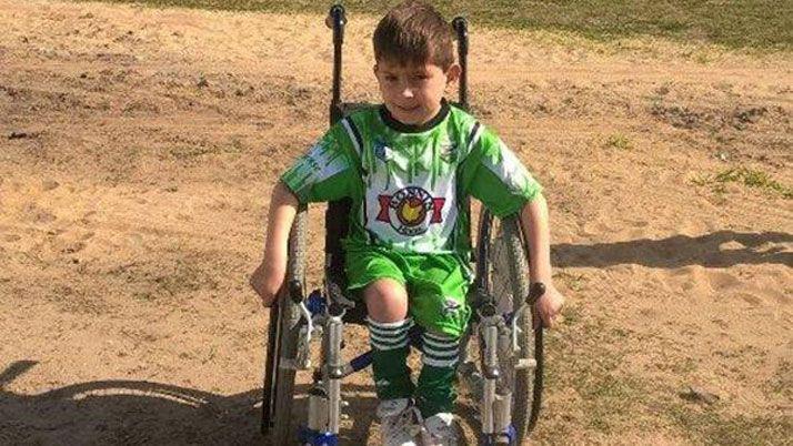 La historia del nintildeo en silla de ruedas que conmueve al mundo