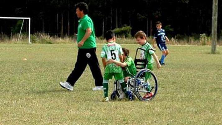 La historia del nintildeo en silla de ruedas que conmueve al mundo