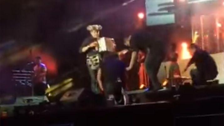 Video  Carlos Vives se cayoacute mientras bailaba en el escenario
