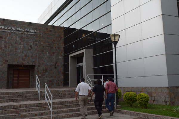 Prisioacuten preventiva para el abuelo que abusoacute de nieta de 8 antildeos mientras jugaba