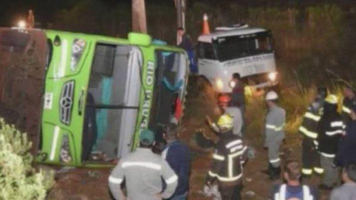 Volcoacute un micro con egresados argentinos en Brasil y hay tres muertos