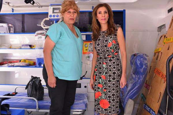 Claudia de Zamora entregoacute al titular del Servicio de Emergencias seis ambulancias de alta complejidad