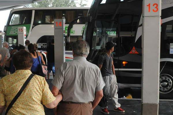 Para trasladarse en colectivos de larga distancia es obligatorio llevar el DNI