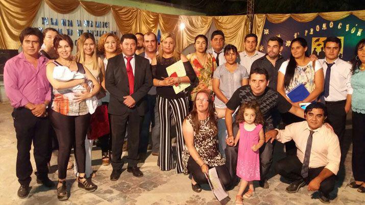 Parte del cuerpo docente y de los primeros egresados del secundario del Agrupamiento 86103 de Cañada Escobar