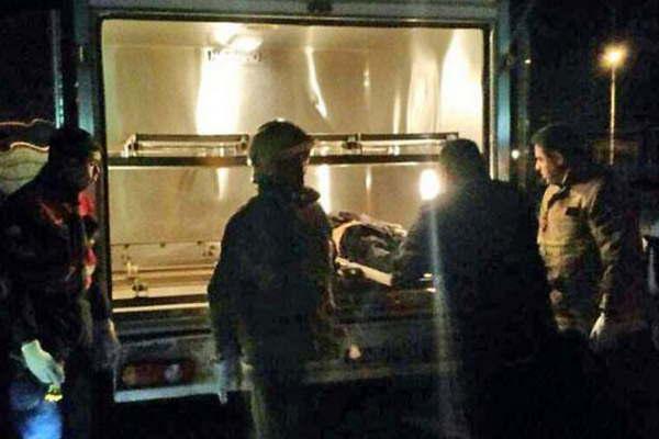 Se acostoacute a dormir debajo de un camioacuten y murioacute aplastado