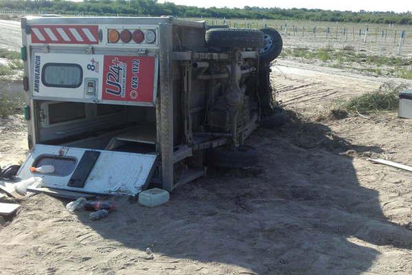 Ambulancia volcoacute sobre ruta 5 y fallecioacute un paciente que era trasladado a la Capital