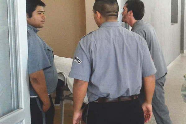 Le cayoacute un cartel  y le fracturoacute la  pierna derecha