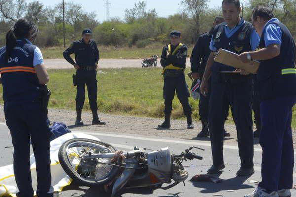 Perecioacute un motociclista al chocar con un colectivo cerca de Nueva Esperanza