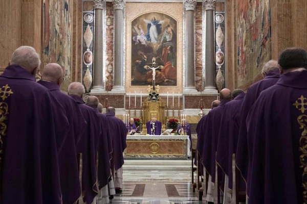 El papa Francisco cumplioacute 80 antildeos y pidioacute que su vejez sea tranquila fecunda y alegre