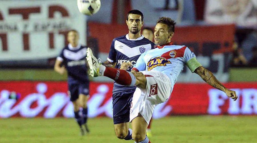 Arsenal derrotoacute 2 a 1 a Veacutelez