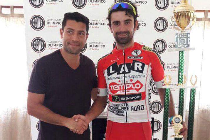 El presidente de Olímpico Dr Oscar Ledesma Abdala en la entrega de los premios con competidores