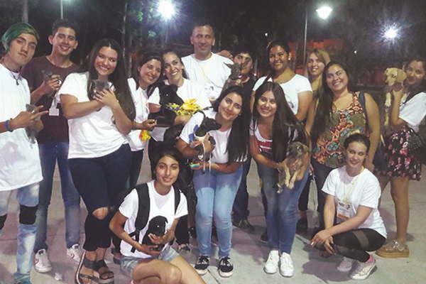 El grupo Huellitas busca generar conciencia y recaudar fondos para poder seguir protegiendo mascotas 