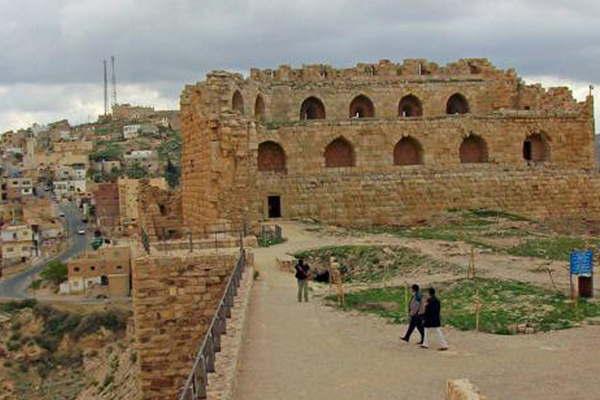 Al menos 9 muertos en un tiroteo en un castillo turiacutestico de Jordania 