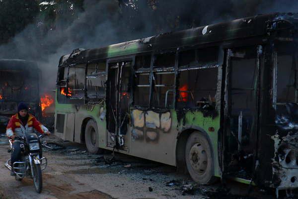 Se suspendioacute la evacuacioacuten de Alepo por la quema de autobuses