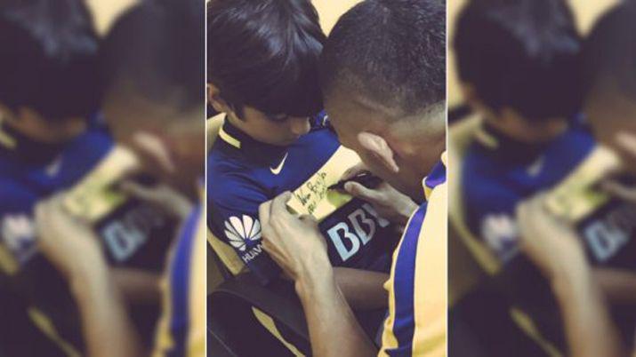 Tevez firmando la camiseta para Benjamín-