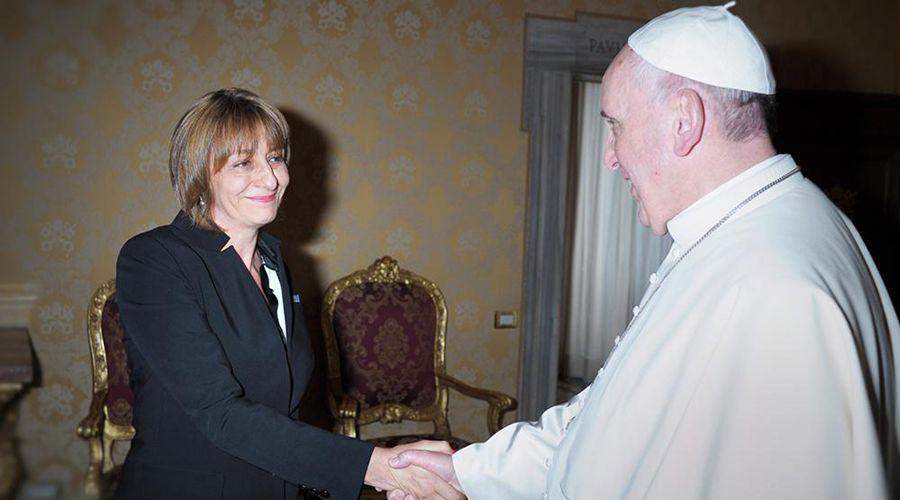 El papa Francisco recibioacute a Alejandra Gils Carboacute