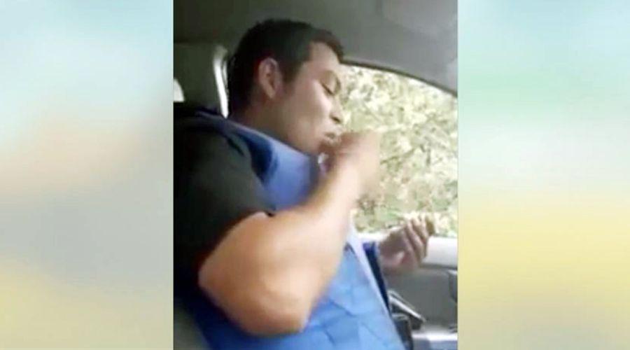 Filman a policiacutea drogaacutendose con cocaiacutena en el patrullero