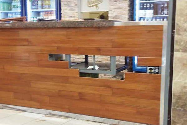 Encapuchados pintaron las caacutemaras y robaron casi un milloacuten de pesos de un shopping