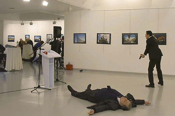 iexclNo se olviden de Alepo no se olviden de Siria gritoacute el asesino del embajador ruso en Turquiacutea