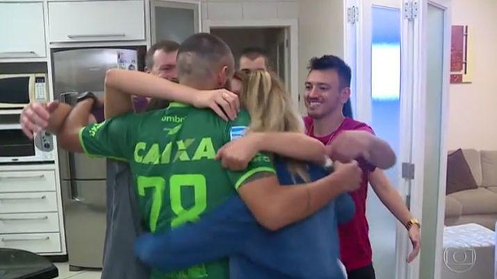 Conmovedor- asiacute recibieron a Alan Ruschel en su vuelta a casa