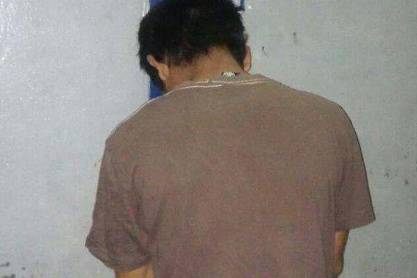 Roboacute e hirioacute a un policiacutea con  una tijera cuando era arrestado