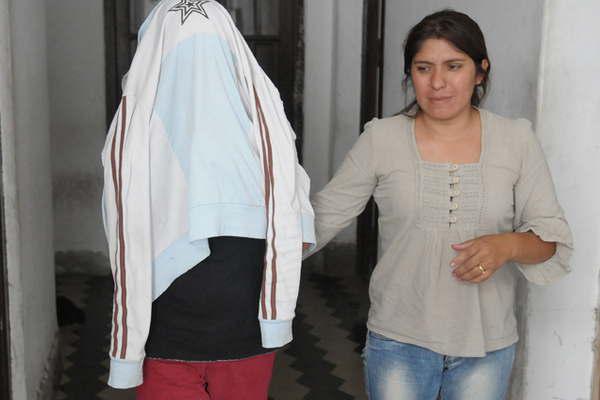 Castigoacute con un laacutetigo a su hija de apenas tres antildeos