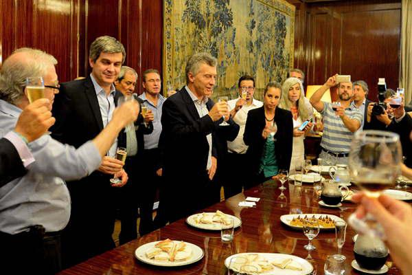 Despueacutes de operarse Mauricio Macri brindoacute con los periodistas 
