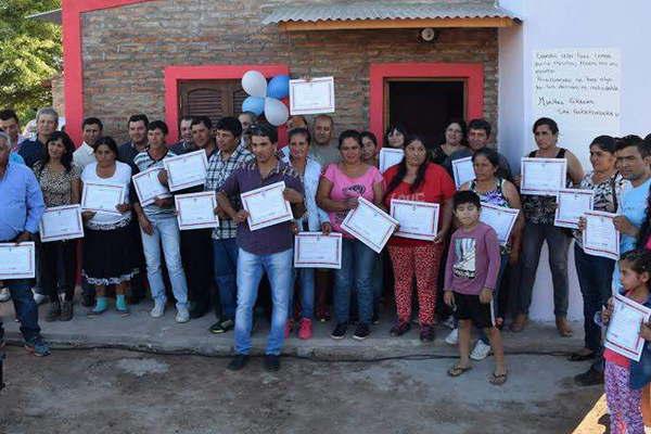 Se entregaron nuevas viviendas sociales a familias de Los Juriacutees 