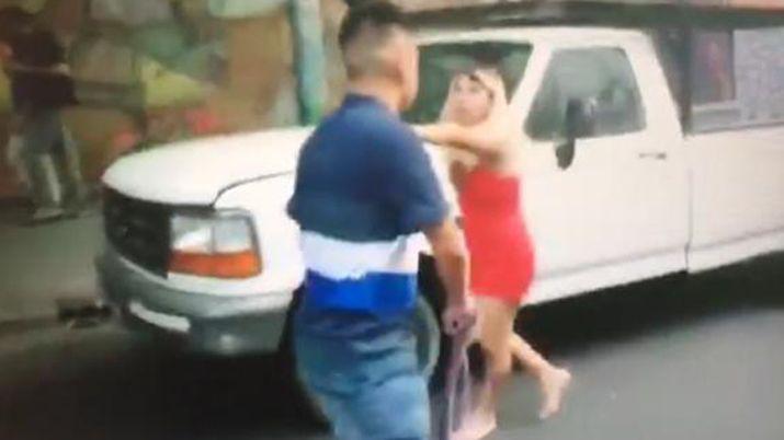 La golpearon con un l�tigo